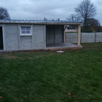 Abri de jardin en béton aspect bois 1 pente avec auvent Abri de jardin en béton aspect bois 1 pente avec auvent